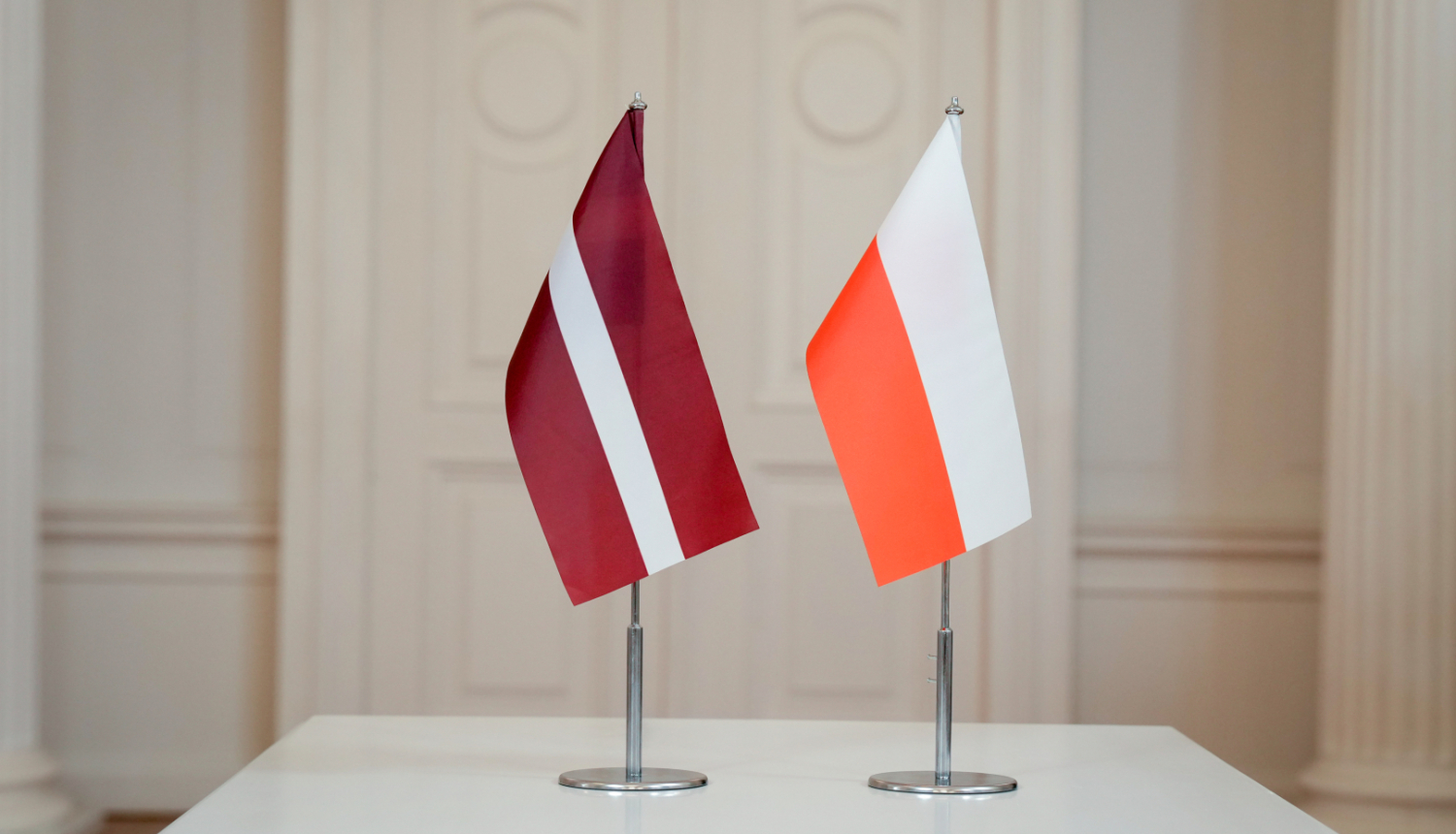 Latvijas un Polijas karodziņi