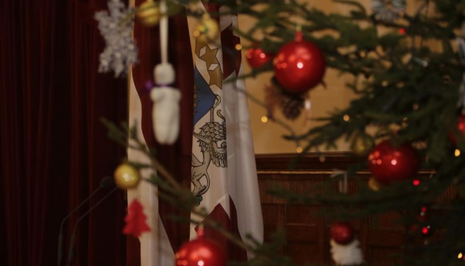 Valsts prezidents kopā ar 20 kuplām Latvijas ģimenēm pie Rīgas pils iededz Ziemassvētku egli