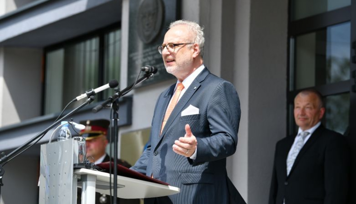 Latvijas Organiskās sintēzes institūts pasniedz Valsts prezidentam S. Hillera medaļu