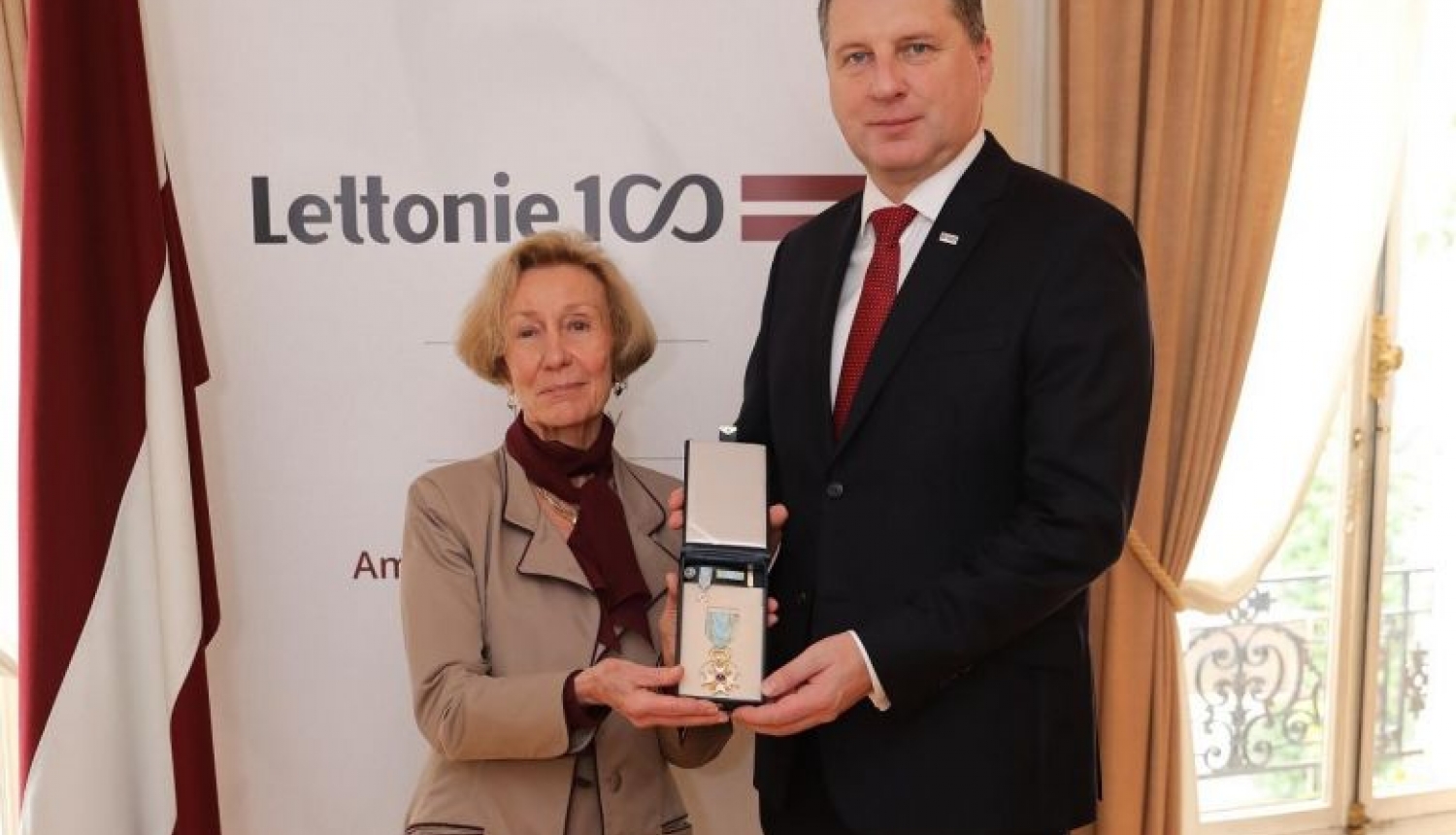 Valsts prezidents pasniedz augstāko valsts apbalvojumu Latvijas kultūras un vēstures pētniecei Francijā Suzannei Puršjē-Plasro