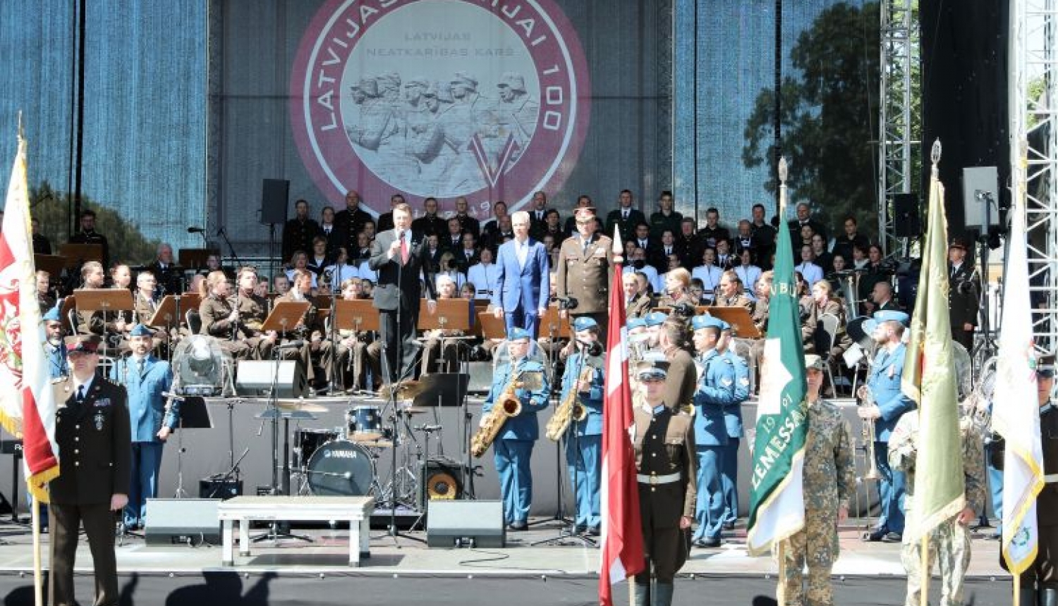 Valsts prezidents Raimonds Vējonis sveic Latvijas armiju 100. gadadienā