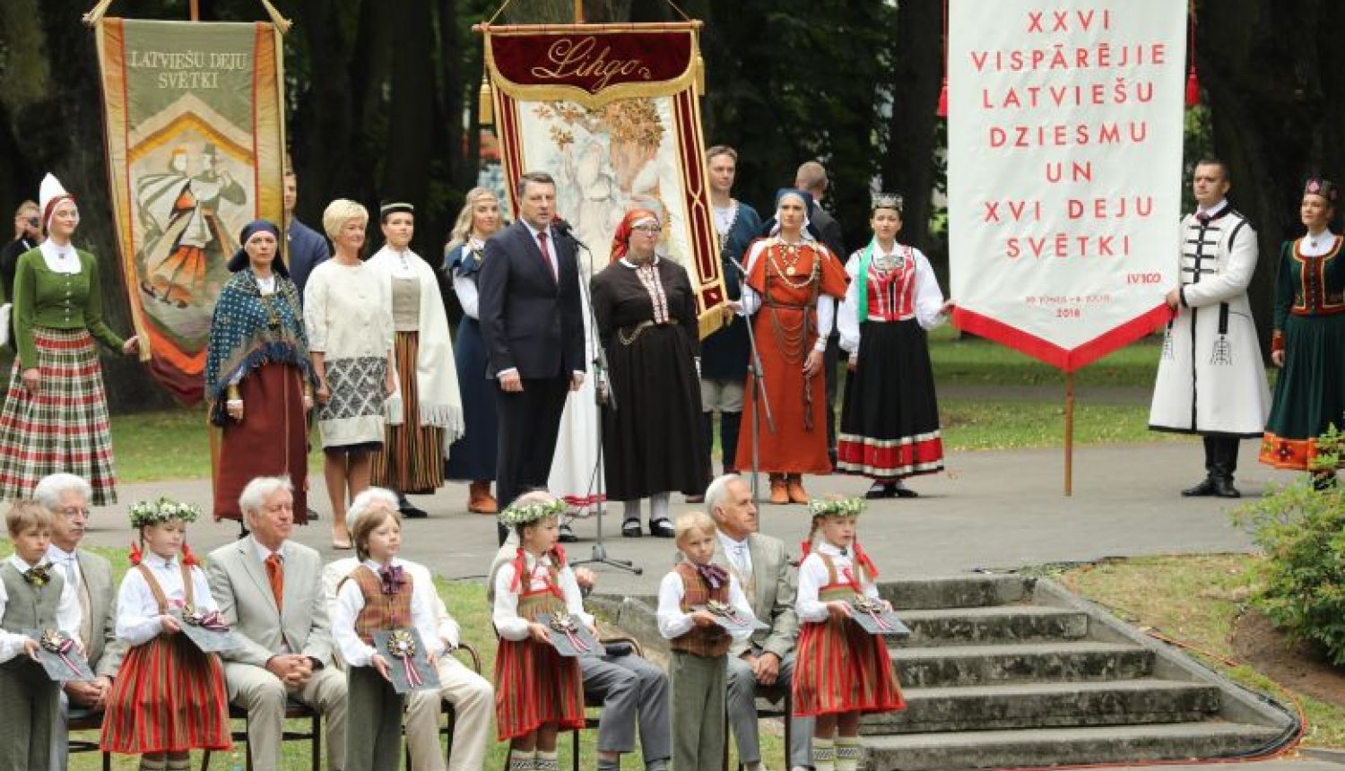 Valsts prezidents godina XXVI Vispārējo latviešu Dziesmu un XVI Deju svētku virsdiriģentus un virsvadītājus