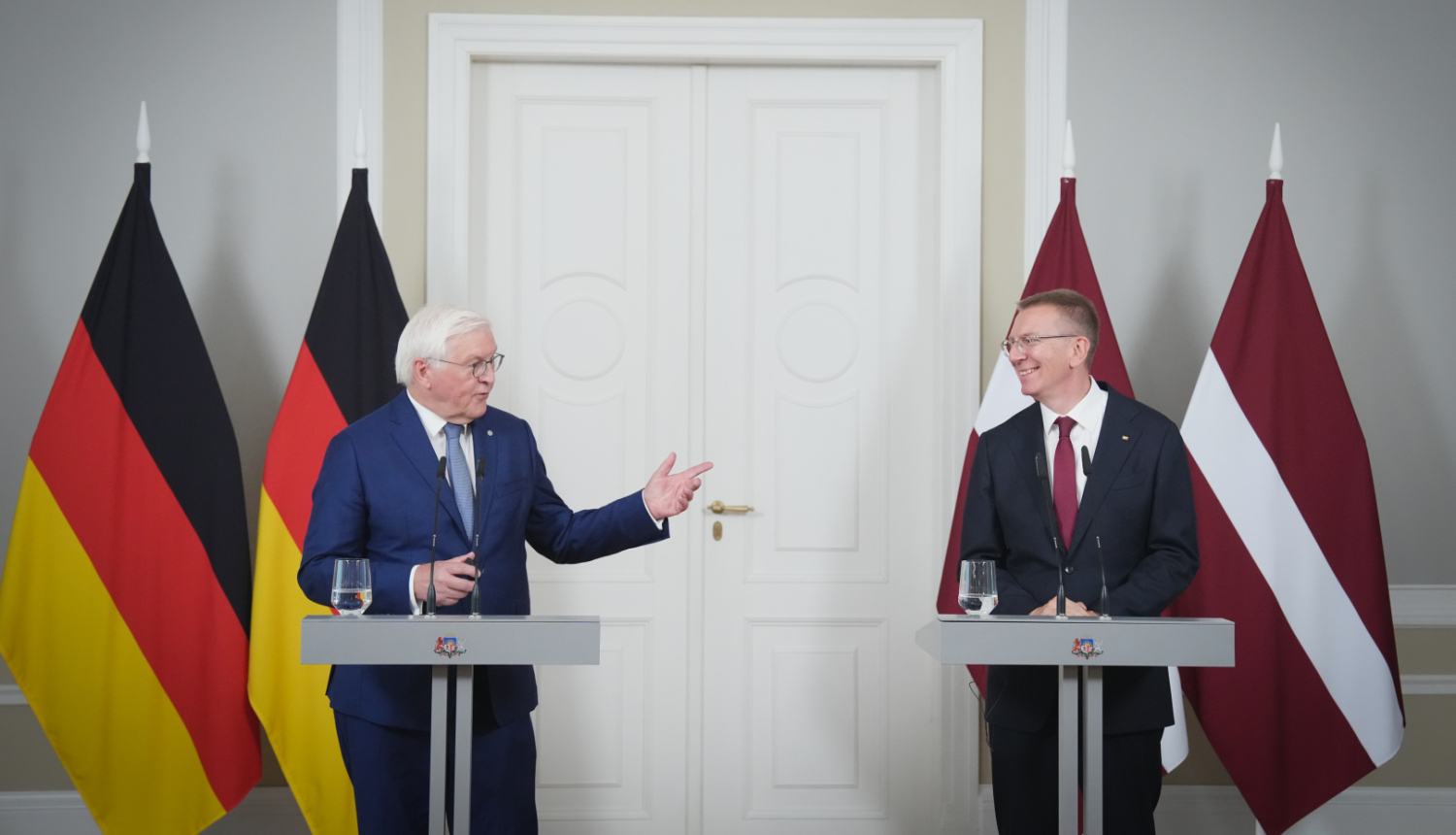 Valsts prezidents Edgars Rinkēvičs un Vācijas prezidents Dr. Franks Valters Šteinmeiers preses konferencē pēc tikšanās