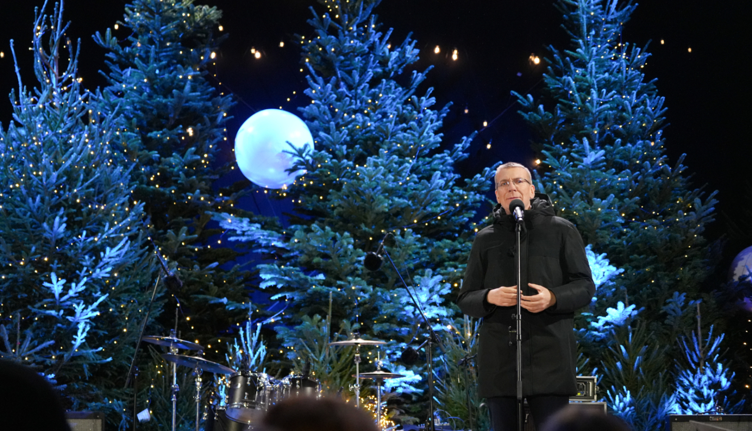  22. decembrī Valsts prezidents Edgars Rinkēvičs piedalījās labdarības akcijas “Eņģeļi pār Latviju” noslēguma koncertā Rātslaukumā.
