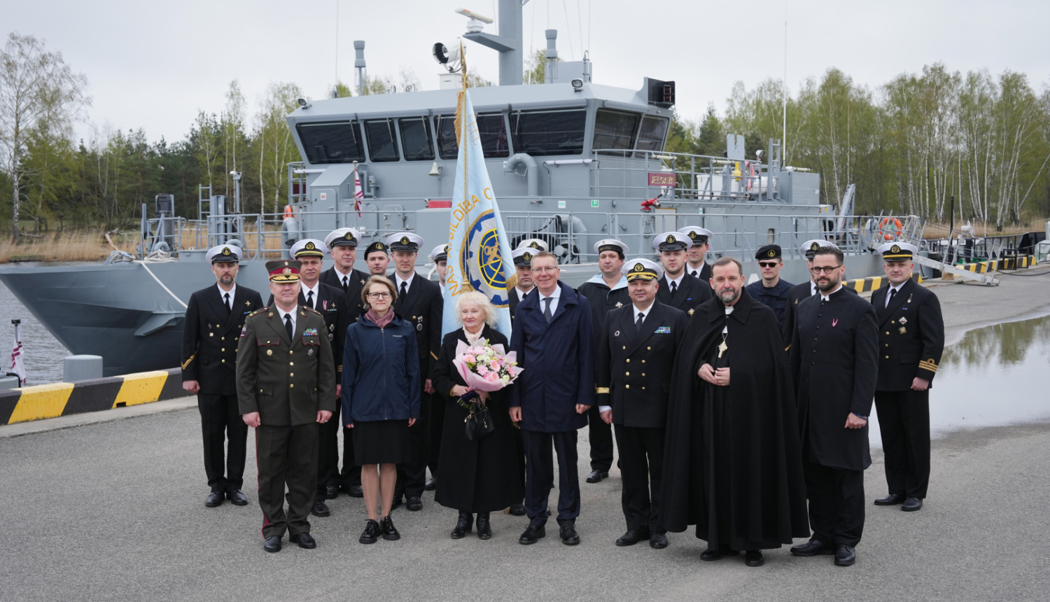 24.04.2025. Valsts prezidenta Edgara Rinkēviča dalība Nacionālo bruņoto spēku Jūras spēku Tehniskā atbalsta centra karoga svinīgajā pasniegšanas ceremonijā