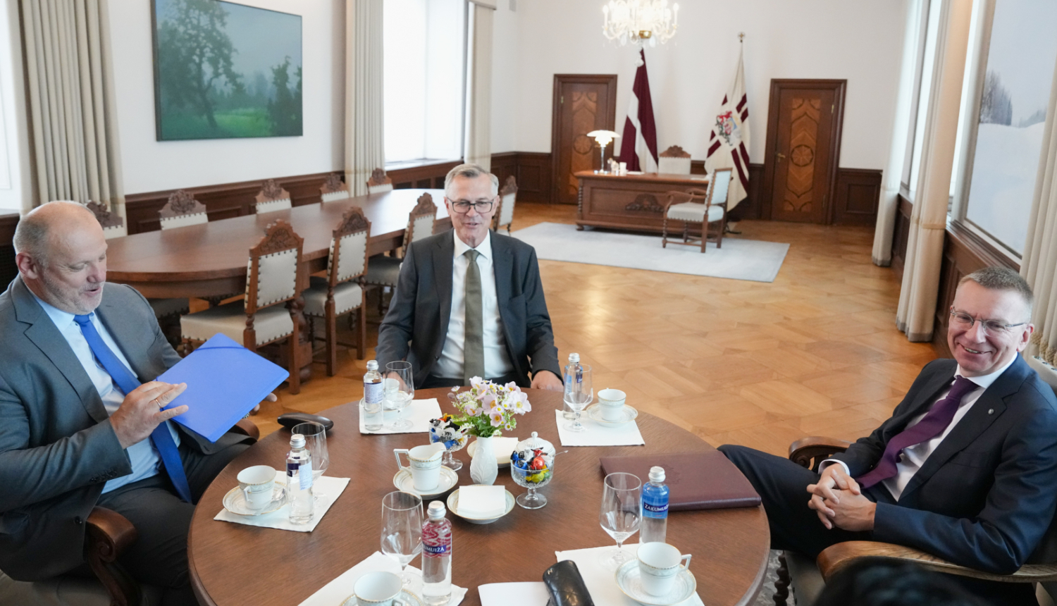 Valsts prezidents Edgars Rinkēvičs tiekas ar Saeimas Nacionālās drošības komisijas priekšsēdētāju Ainaru Latkovski un Aizsardzības, iekšlietu un korupcijas novēršanas komisijas priekšsēdētāju Raimondu Bergmani