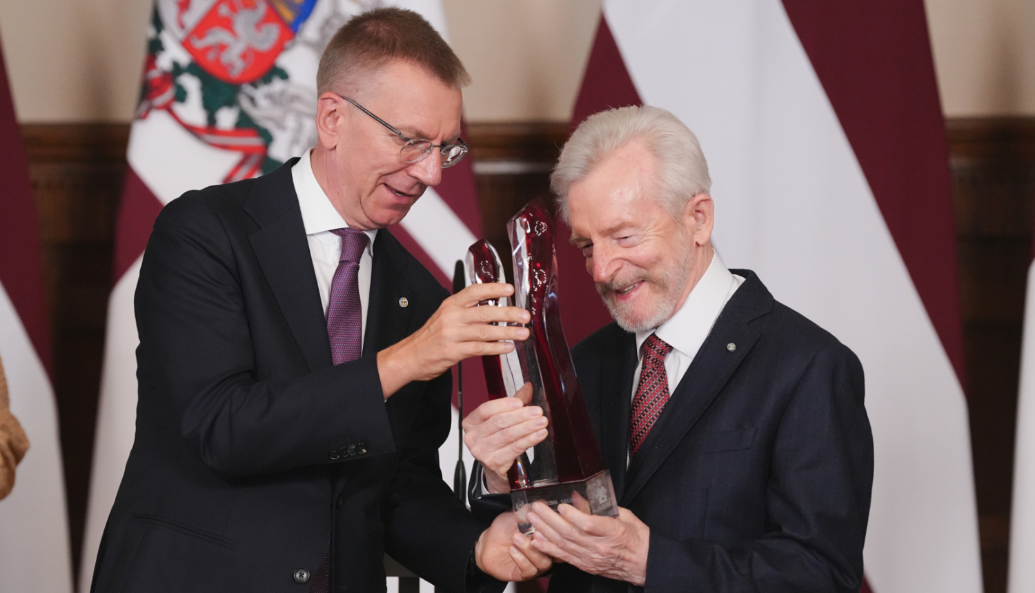 Valsts prezidents Edgars Rinkēvičs pasniedz Valstiskuma balvu Rīgas pilī