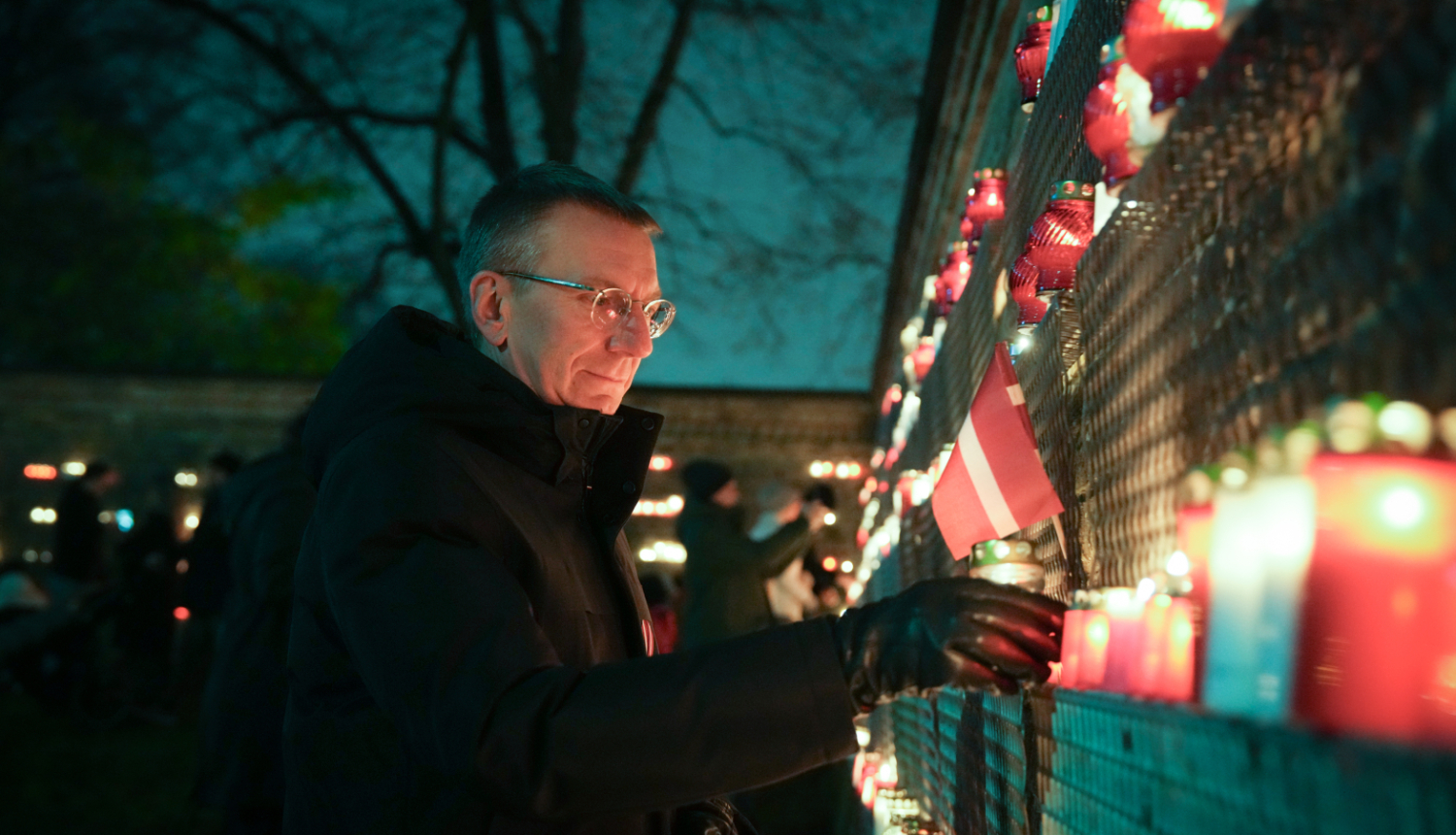 Valsts prezidents, godinot Latvijas brīvības cīnītājus, noliek svecīti 11. novembra krastmalā