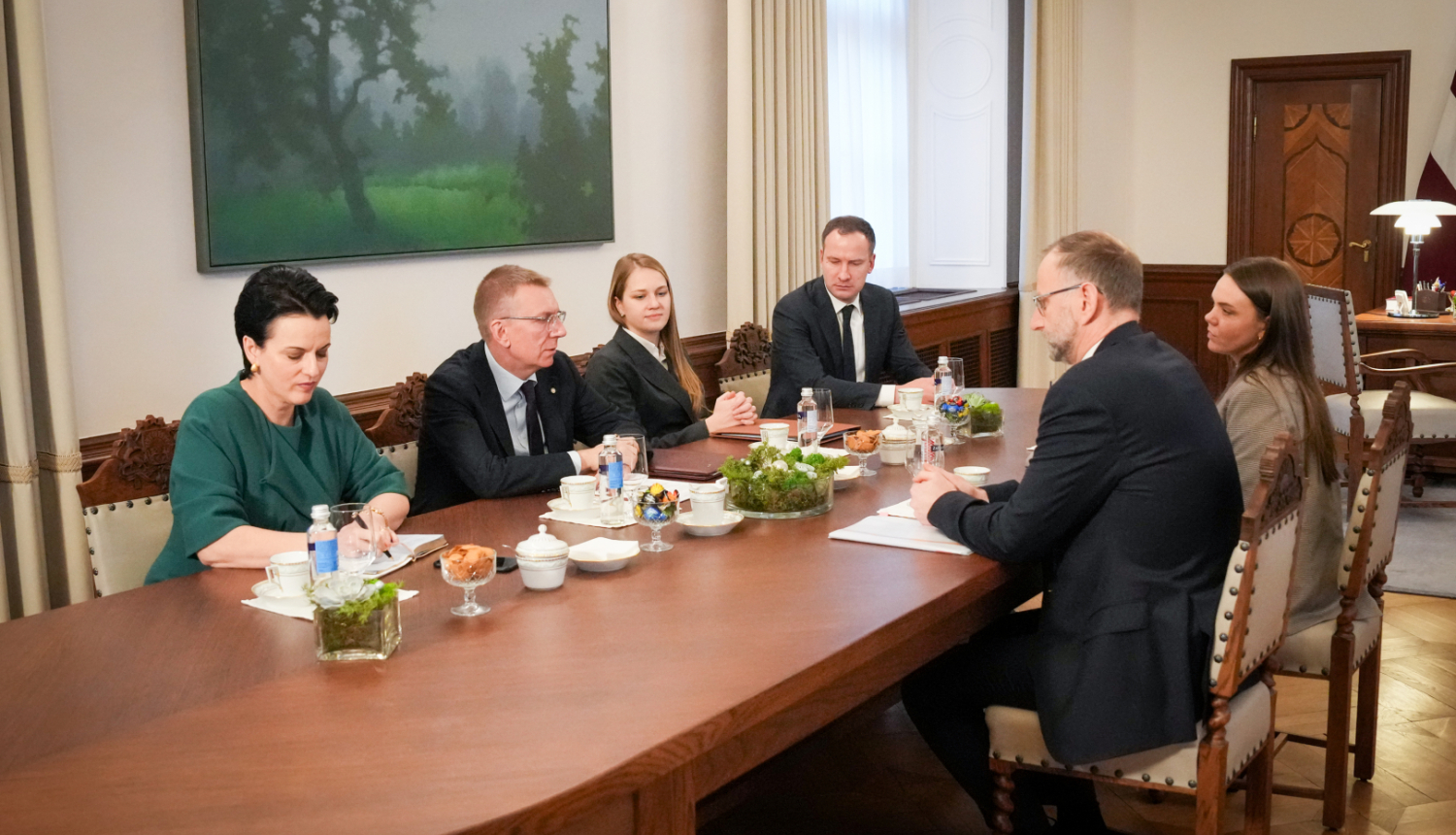 Valsts prezidents ar satiksmes ministru pārrunā nozares aktualitātes