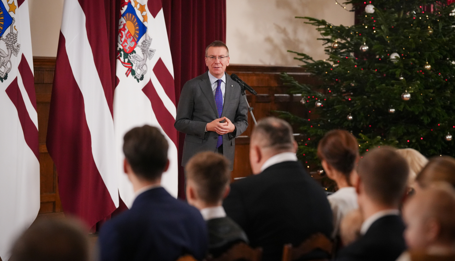 Valsts prezidents un daudzbērnu ģimenes iededz Rīgas pils Ziemassvētku egli