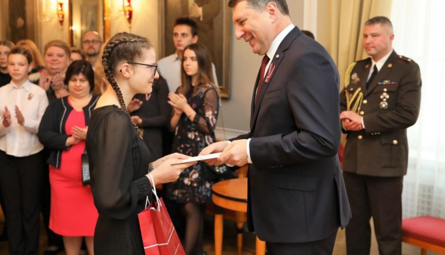 Valsts prezidents apbalvo Latvijas simtgades Valsts prezidenta uzrunu konkursa uzvarētājus