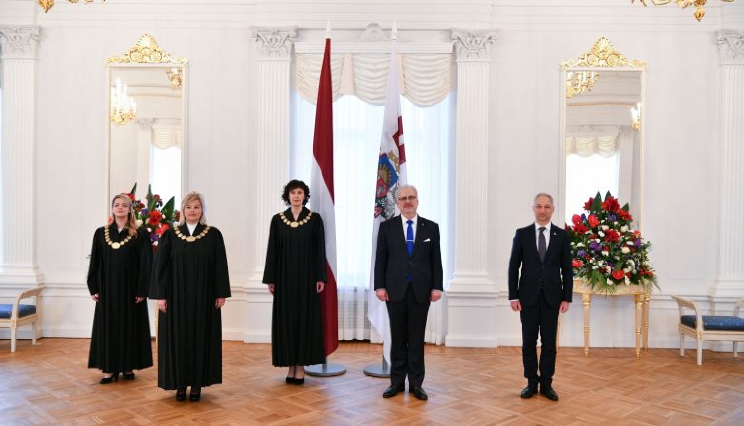 Rīgas pilī tiesneša zvērestu Valsts prezidentam dod tiesneses Līga Supe, Nataļja Saratova un Zane Aldiņa Rīgas pilī tiesneša zvērestu Valsts prezidentam dod tiesneses Līga Supe, Nataļja Saratova un Zane Aldiņa