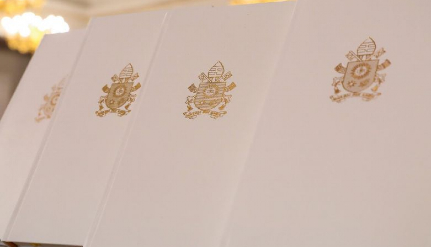 Valsts prezidents nodod Latvijas Nacionālās bibliotēkas Tautas grāmatu plauktam pāvesta Franciska dāvinātās grāmatas