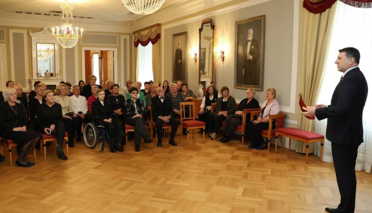 Valsts prezidents Rīgas pilī sveic TTT sieviešu basketbola komandas spēlētājas un trenerus 60 gadu jubilejā
