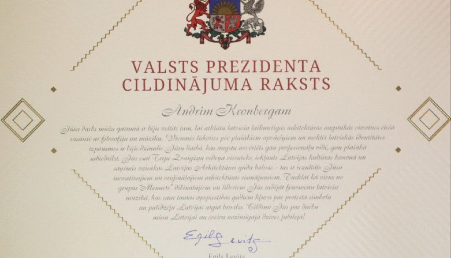Valsts prezidents piešķir Cildinājuma rakstu arhitektam Andrim Kronbergam Valsts prezidents piešķir Cildinājuma rakstu arhitektam Andrim Kronbergam
