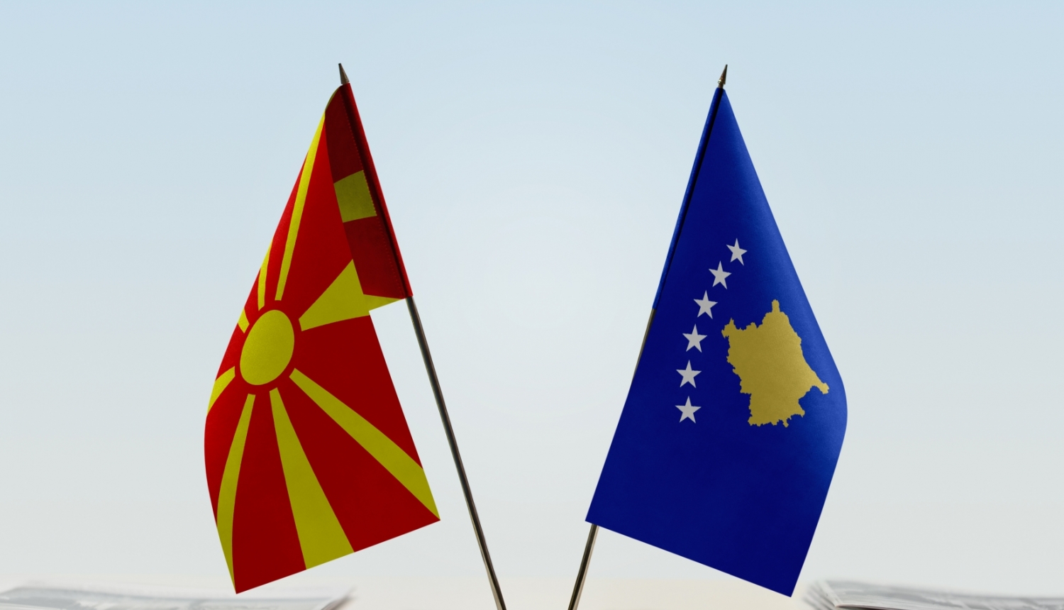 Ziemeļmaķedonijas un Kosovas karogi