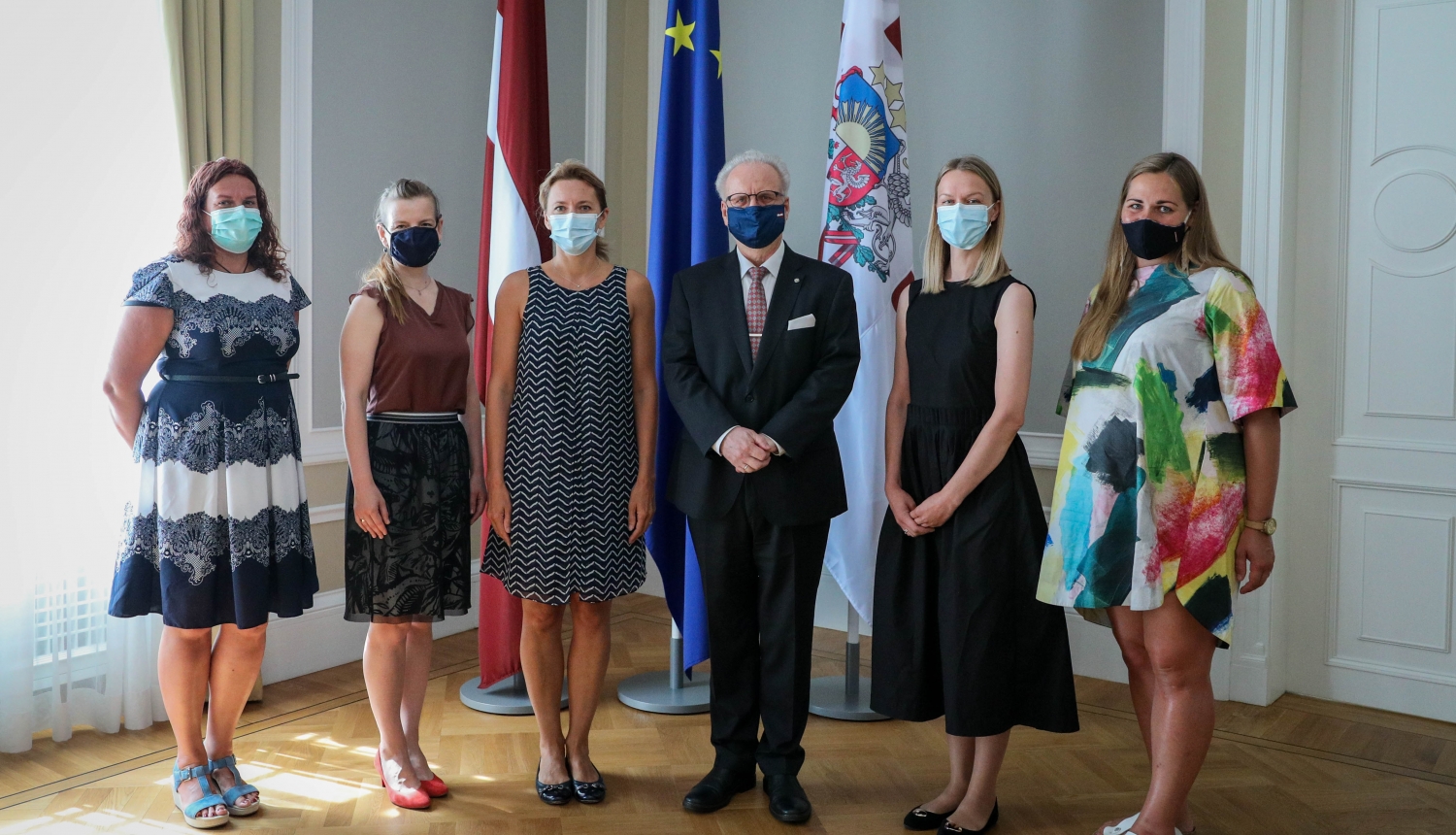 Valsts prezidenta Egila Levita, Ievas Ilves un “Riga TechGirls” izglītības programmas absolventu kopfoto