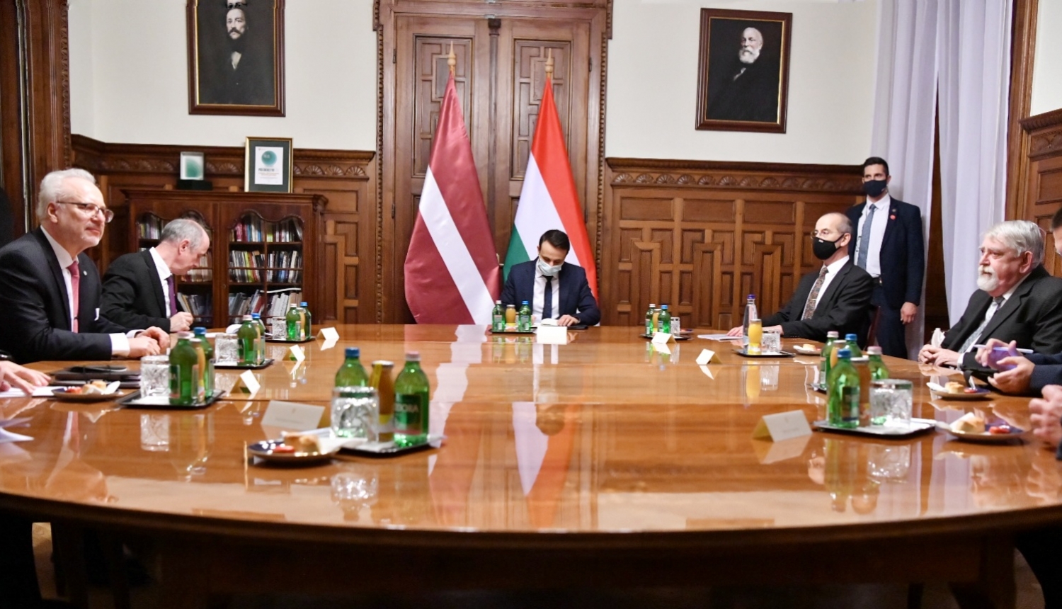 Tikšanās ar Ungārijas cilvēkresursu ministru, dalībnieki sēž ap galdu
