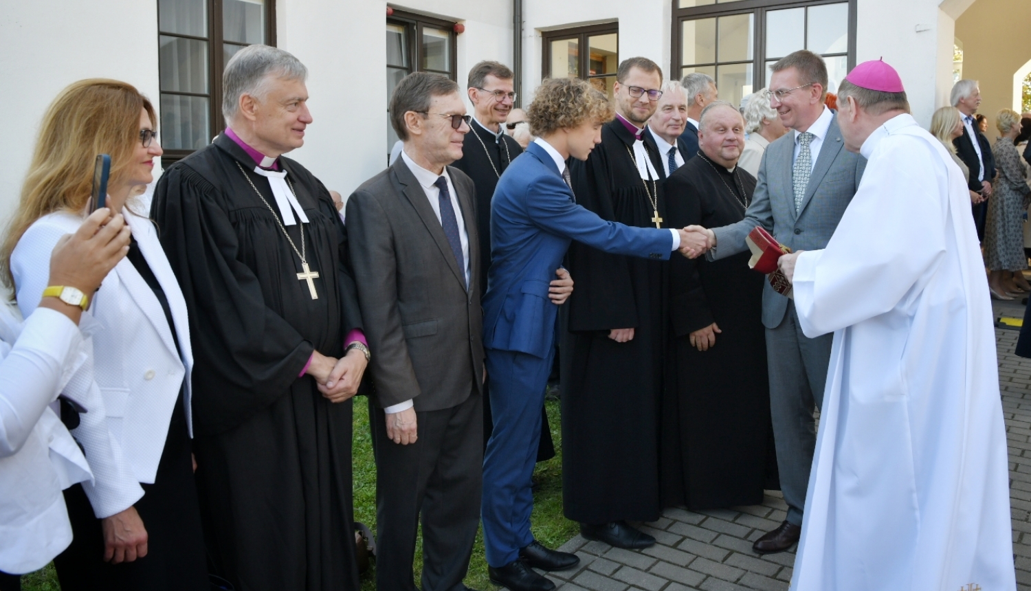 Edgars Rinkēvičs sasveicinās ar Aglonas svētku viesiem