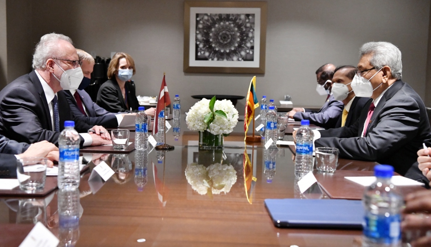 Latvijas un Šrilankas delegācijas pie sarunu galda