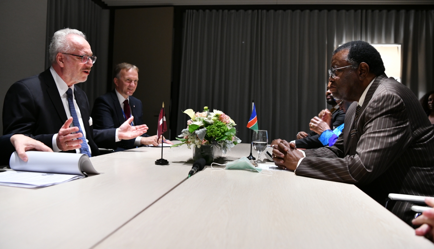 Latvijas un Namībijas delegācijas pie sarunu galda