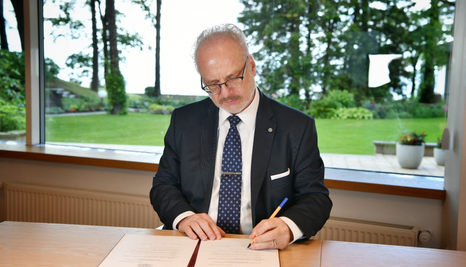 Valsts prezidents Egils Levits paraksta likumus par Somijas un Zviedrijas pievienošanos NATO
