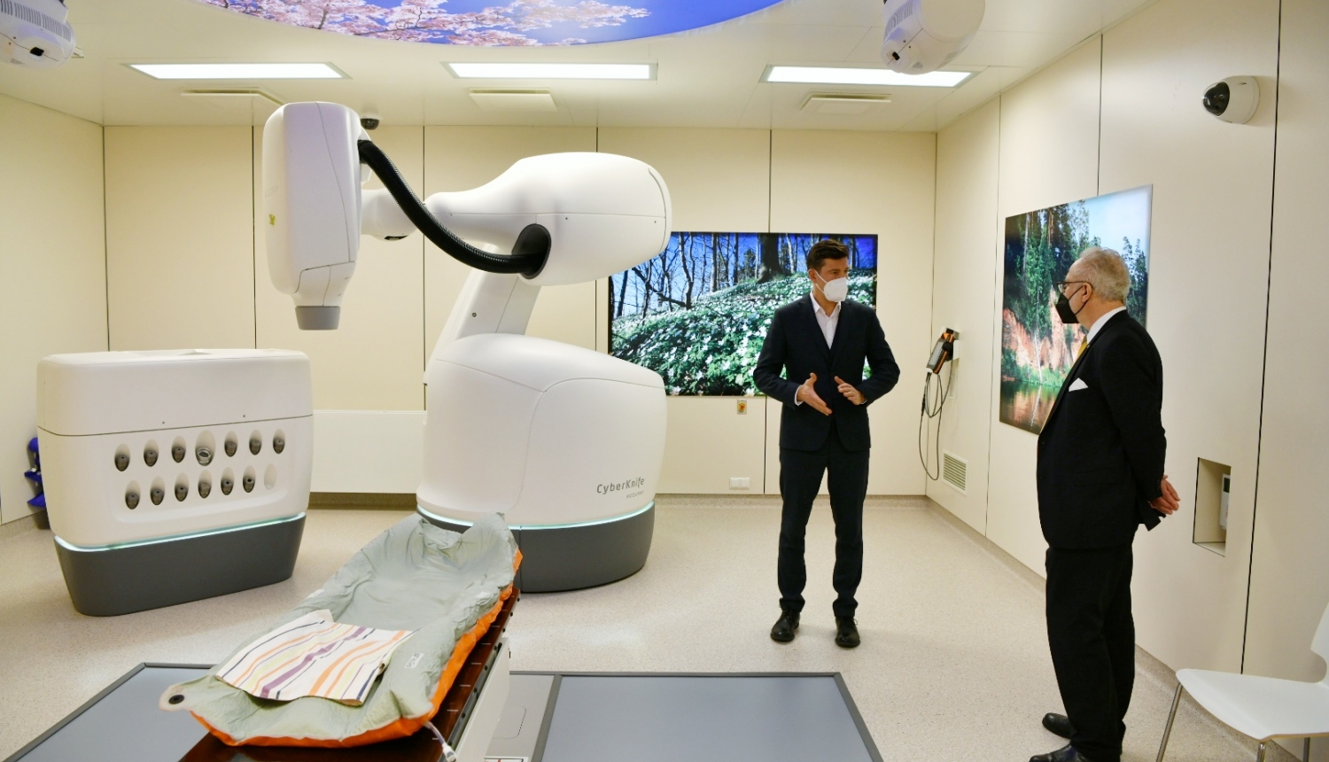 Valsts prezidents apskata CyberKnife robotu Siguldas slimnīcā