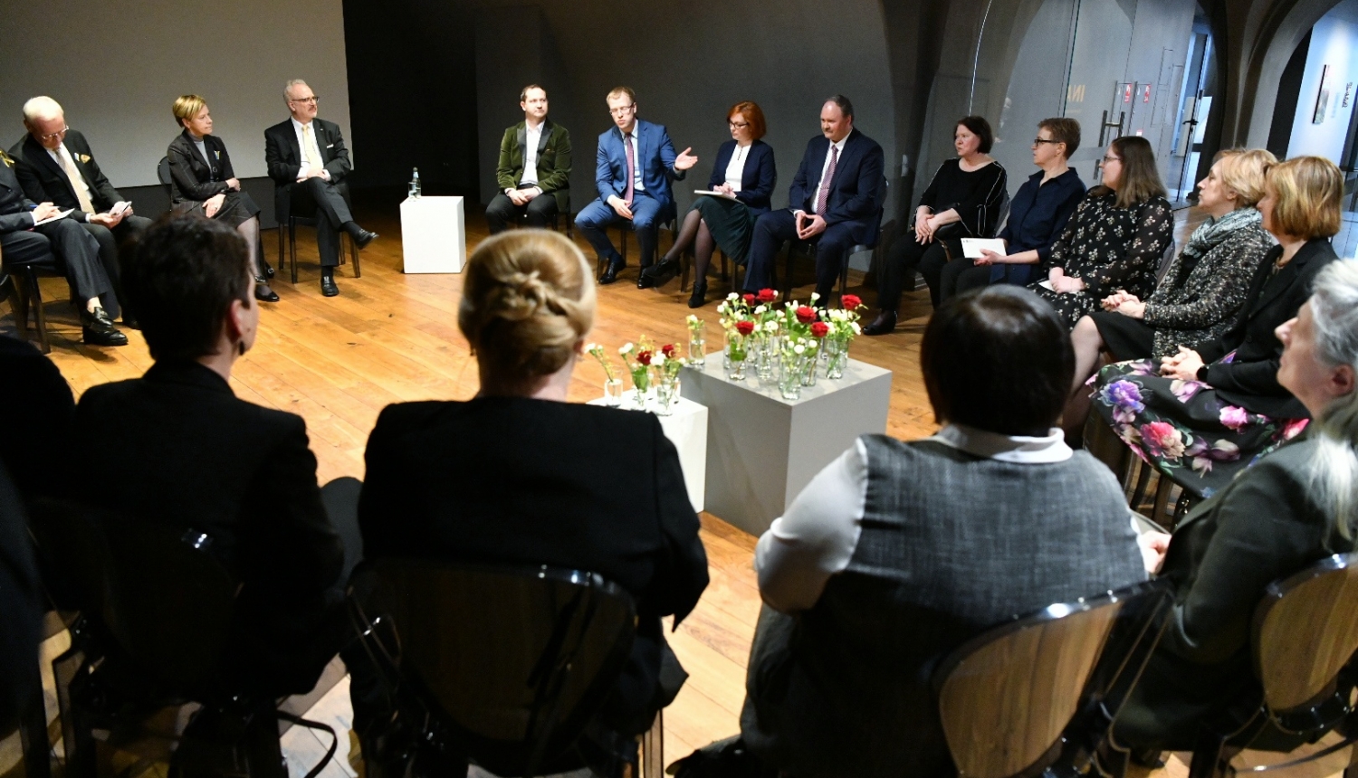Valsts prezidenta saruna ar Daugavpils kultūras jomas pārstāvjiem, visi sēž aplī