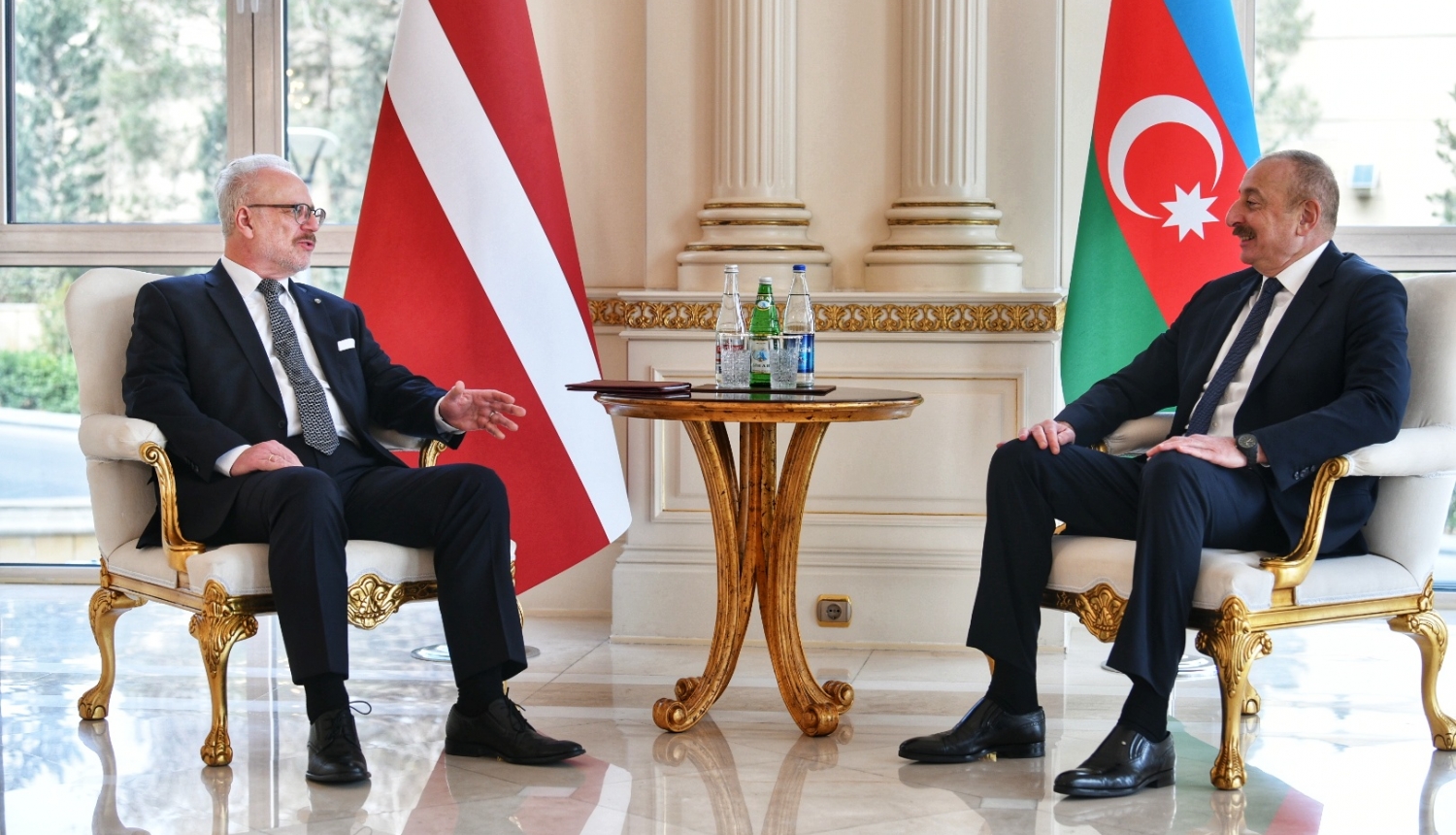 Latvijas un Azerbaidžānas prezidenti sēž viens otram pretī un sarunājas