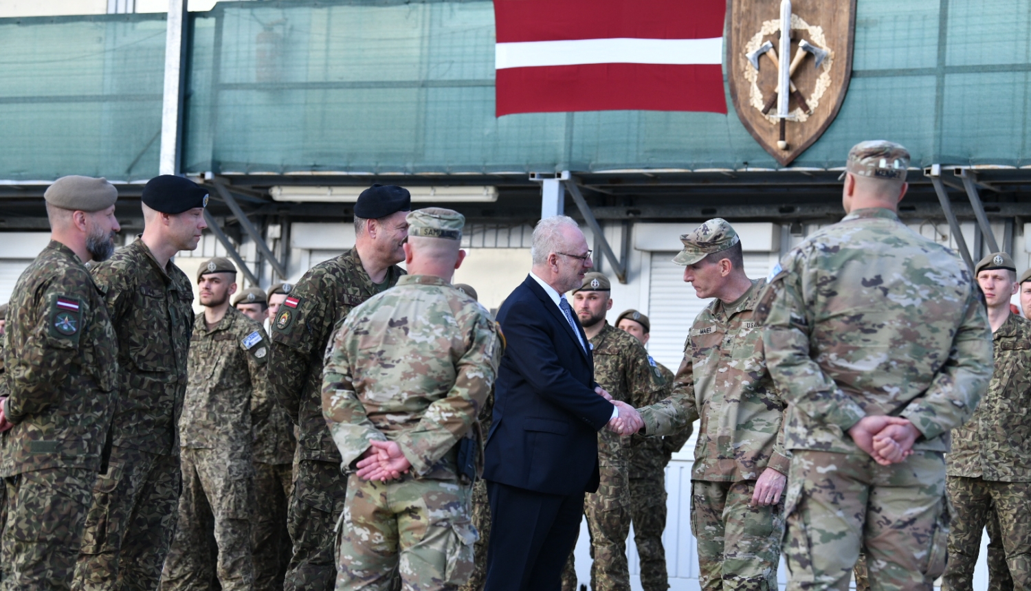 Valsts prezidents sarokojas ar karavīriem