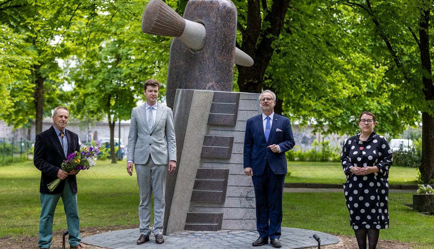 No kreisās tēlnieks Pauls Jaunzems, skolas direktors Artūrs Cingujevs, Valsts prezidents Egils Levits, Rīgas domes deputāte Iveta Ratinīka