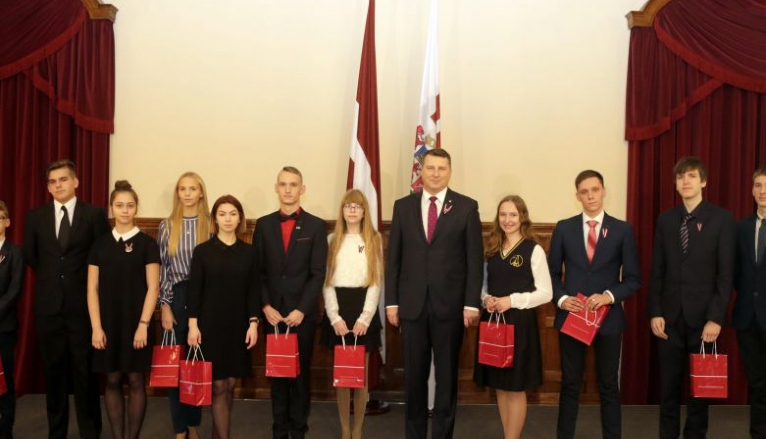 Valsts prezidents apbalvo skolēnu uzrunu konkursa uzvarētājus
