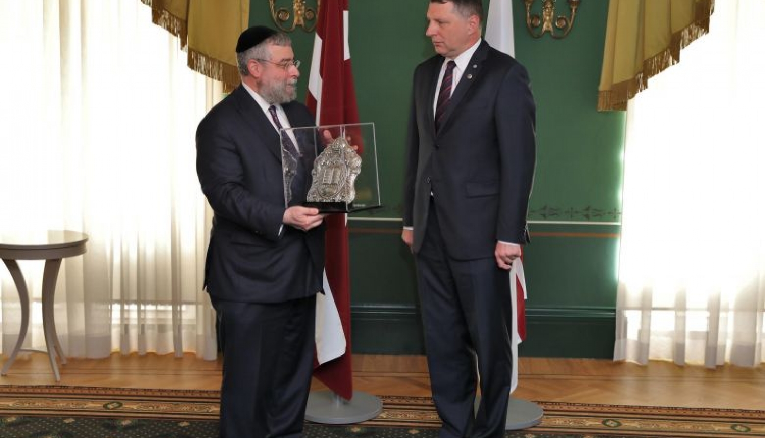 Valsts prezidents saņem Eiropas rabīnu konferences atzinības balvu par reliģiskās brīvības nodrošināšanu un ebreju kopienas atbalstu Latvijā Valsts prezidents saņem Eiropas rabīnu konferences atzinības balvu par reliģiskās brīvības nodrošināšanu un ebreju kopienas atbalstu Latvijā