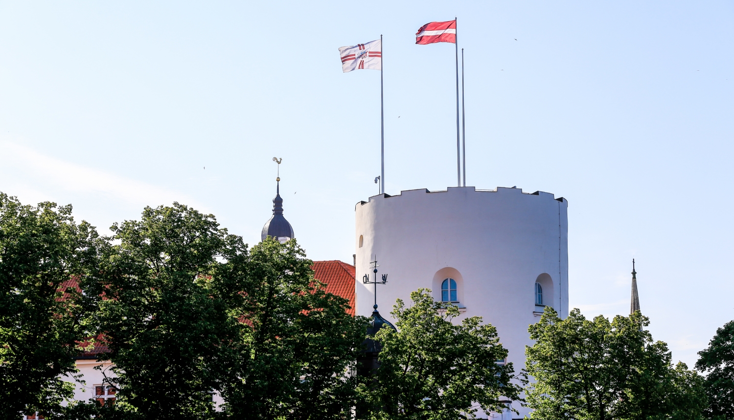 Rīgas pils Svētā gara tornis, kurā plīvo Latvijas valsts karogs un Valsts prezidenta standarts