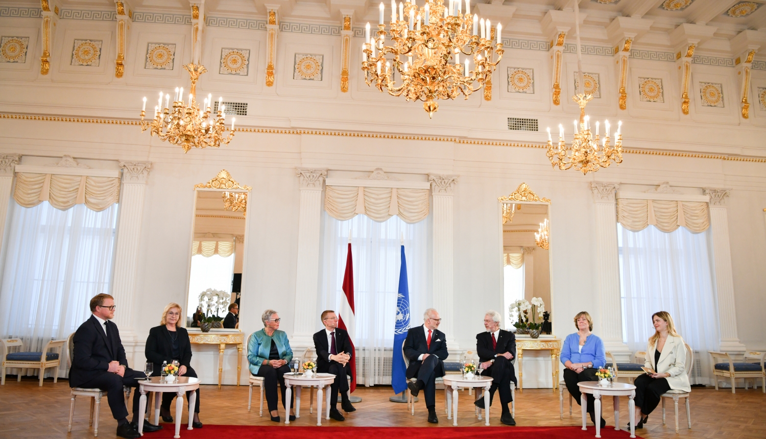 Latvijas dalības ANO 30. gadadienas diskusijas dalībnieki Rīgas pils Baltajā zālē