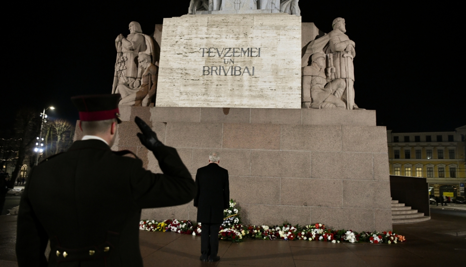 20.01.2023. Valsts prezidents Egils Levits, godinot 1991. gada barikāžu aizstāvjus, noliek ziedus pie Brīvības pieminekļa un piemiņas vietās Bastejkalnā. Foto autors: Ilmārs Znotiņš, Valsts prezidenta kanceleja.