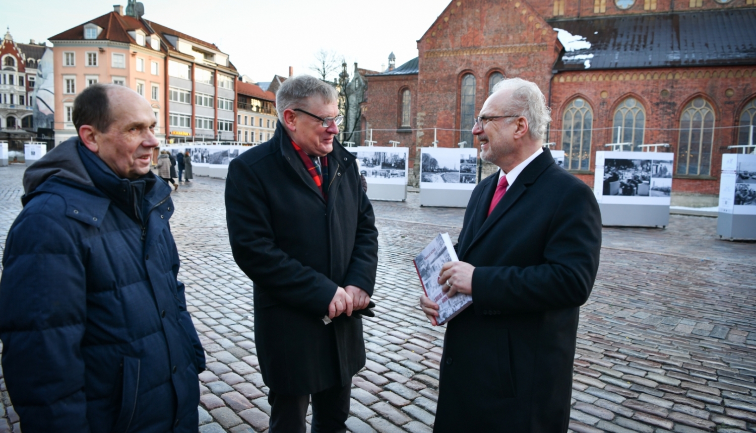 Egils Levits un izstādes veidotāji Doma laukumā