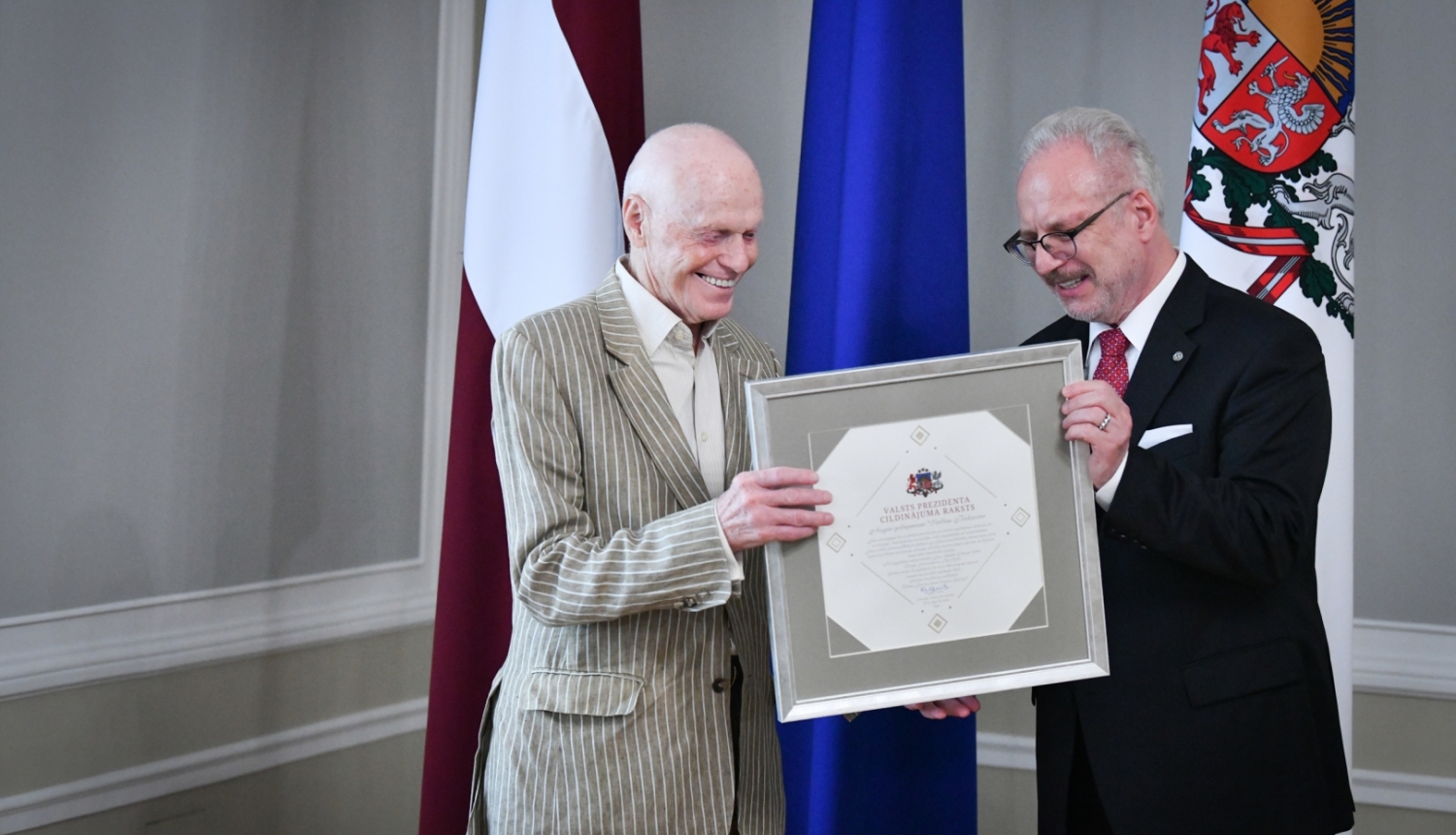 Valsts prezidents Egils Levits pasniedz Cildinājuma rakstu tiesību zinātņu doktoram, politiskajam un sabiedriskajam darbiniekam Valdim Birkavam 2022. gada 30. augustā 