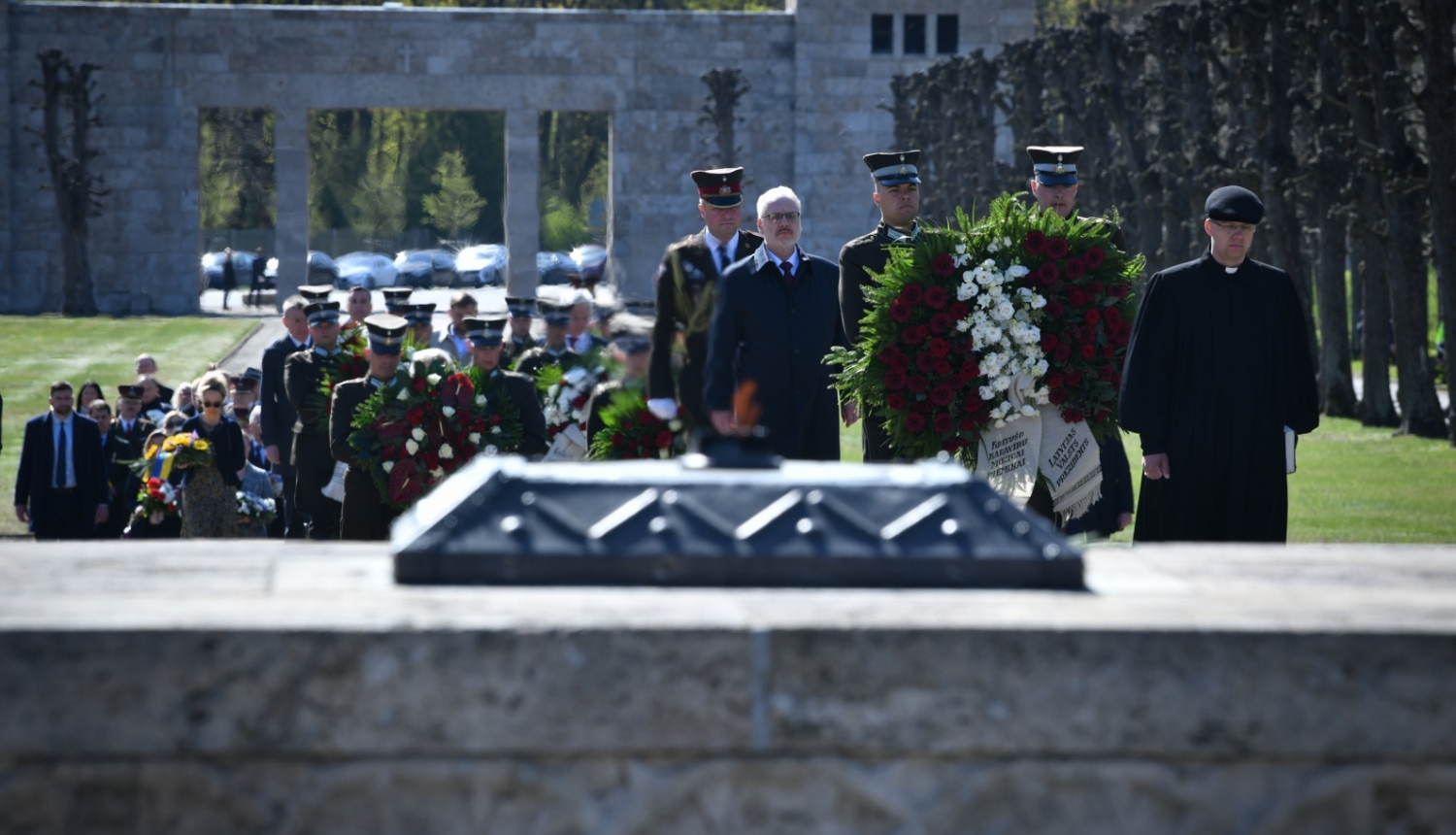 Valsts prezidents piedalās svinīgajā vainagu nolišanas ceremonijā Rīgas Brāļu kapos