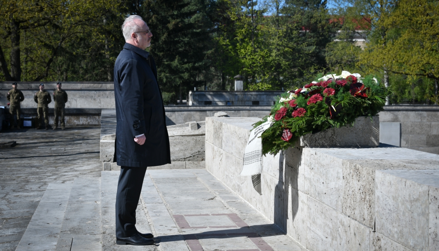 08.05.2023. Godinot Nacisma sagrāves un Otrā pasaules kara upuru piemiņu, Valsts prezidents Egils Levits noliek vainagu Rīgas Brāļu kapos