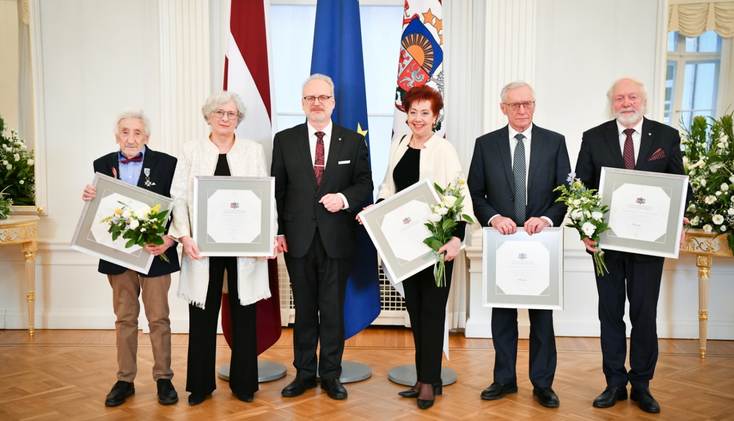 20.12.2022. Valsts prezidents Egils Levits pasniedza Cildinājuma rakstus bijušajam Latvijas Augstākās Padomes deputātam Kazimiram Šļakotam, pianistam Ventim Zilbertam, baleta māksliniecei Litai Beiris, fotogrāfam Pēterim Korsakam un politiķei Sandrai Kalnietei. Foto autors: Ilmārs Znotiņš, Valsts prezidenta kanceleja.