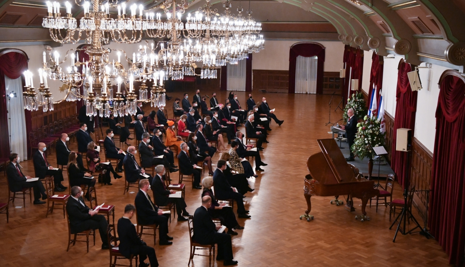 Sarunas dalībnieki Rīgas pils Svētku zālē