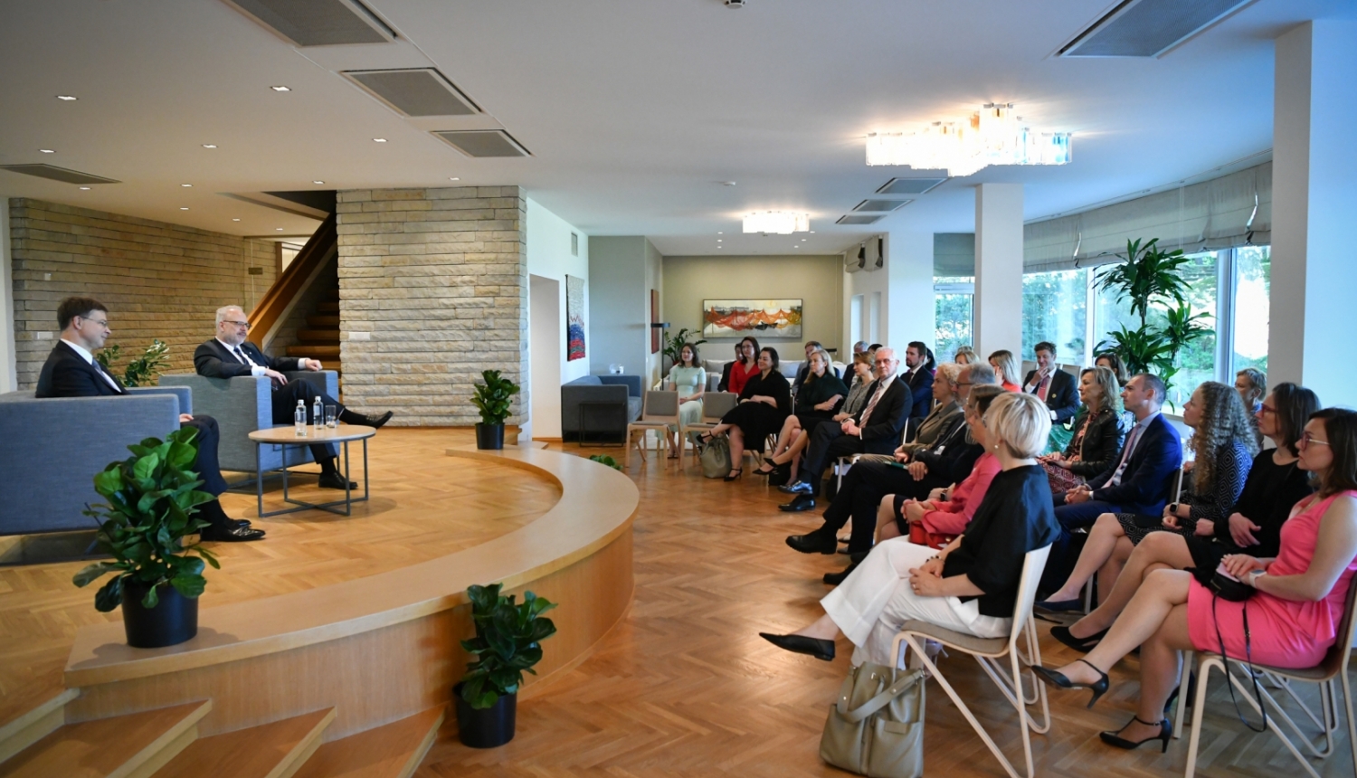 Valsts prezidents Egils Levits tiekas ar Valda Dombrovska komandu 2022. gada 14. jūlijā Jūrmalas rezidencē