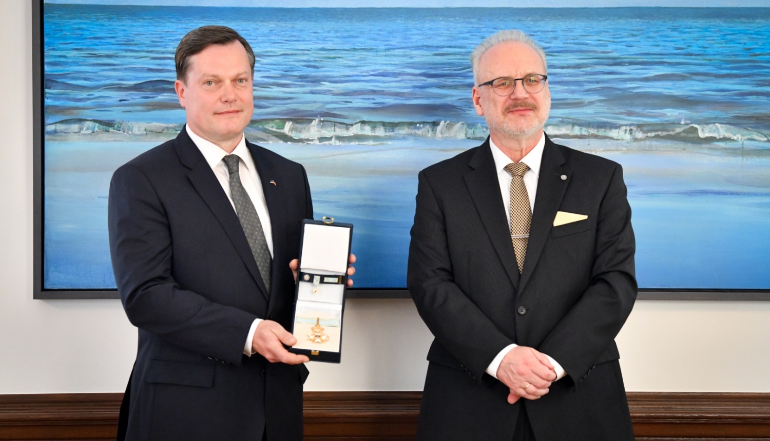 Valsts prezidents Egils Levits pasniedz Triju Zvaigžņu ordeni Igaunijas vēstniekam Latvijā Arti Hilpus 2022. gada 21. jūlijā