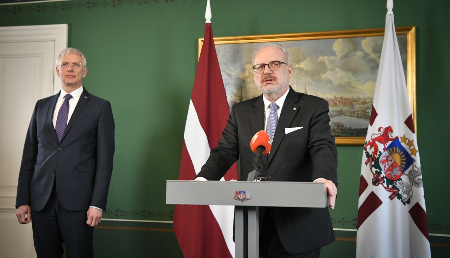 Valsts prezidents Egils Levits atbild uz mediju jautājumiem Rīgas pils Rīgas istabā. Pa kreisi no viņa stāv Ministru prezidents Krišjānis Kariņš. 