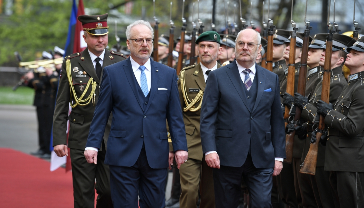 Valsts prezidents Egils Levits un Igaunijas prezidents Alars Karis oficiālajā sagaidīšanas ceremonijā laukumā pie Rīgas pils iet garām godasardzei.