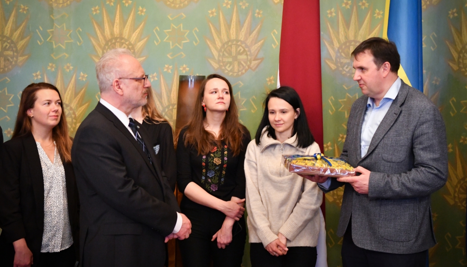 Valsts prezidents Egils Levits tiekas ar Ukrainas nacionālā kamerorķestra "Kijivas solisti" mūziķiem un vadību