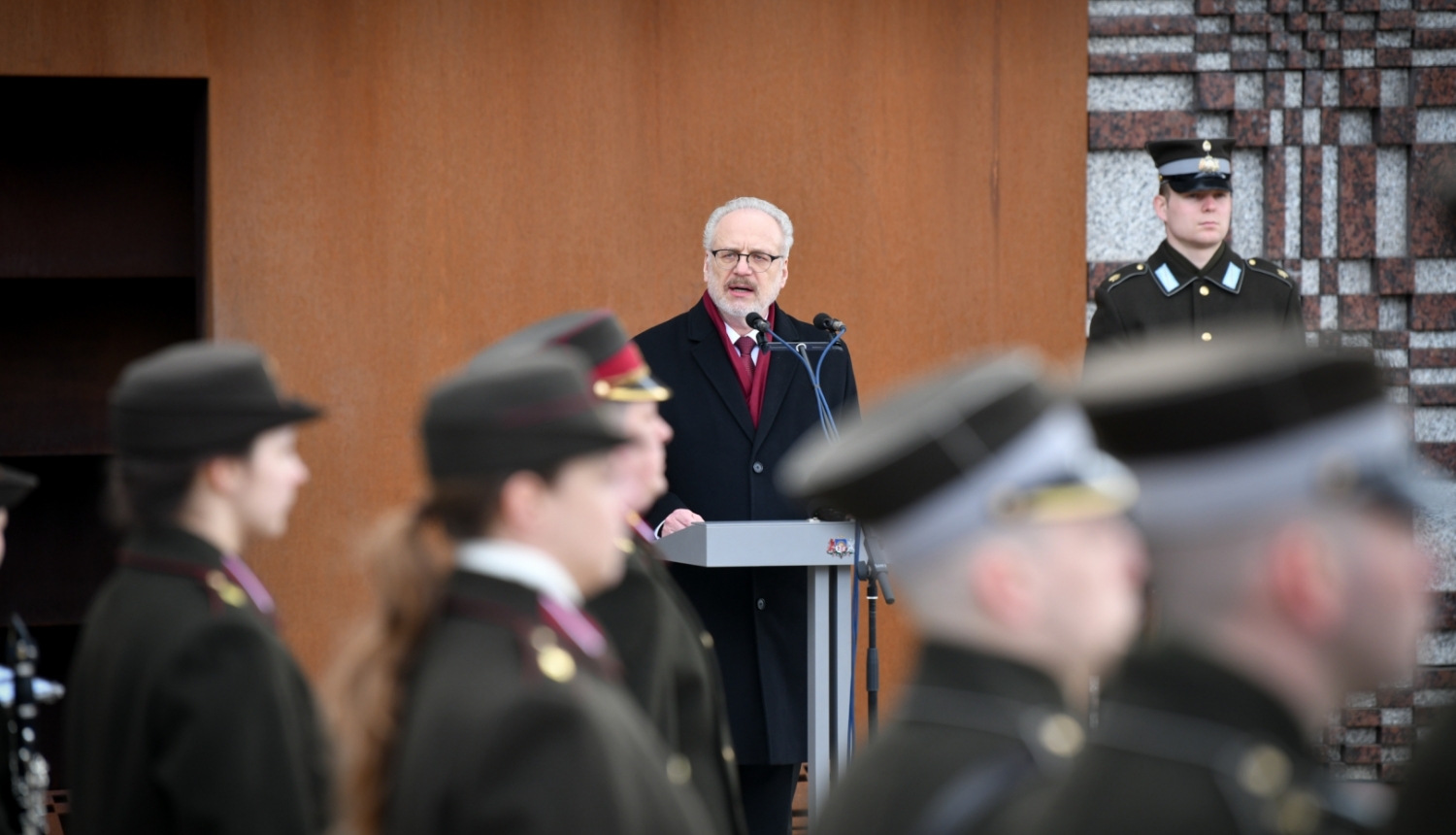 25.03.2023. Valsts prezidents Egils Levits uzrunā klātesošos Komunistiskā genocīda upuru piemiņas dienā pie memoriāla “Vēstures taktīla”. Foto: pa labi no Valsts prezidenta goda sardze, foto priekšplānā Nacionālo bruņoto spēku orķestris. Foto autors: Ilmārs Znotiņš, Valsts prezidenta kanceleja.