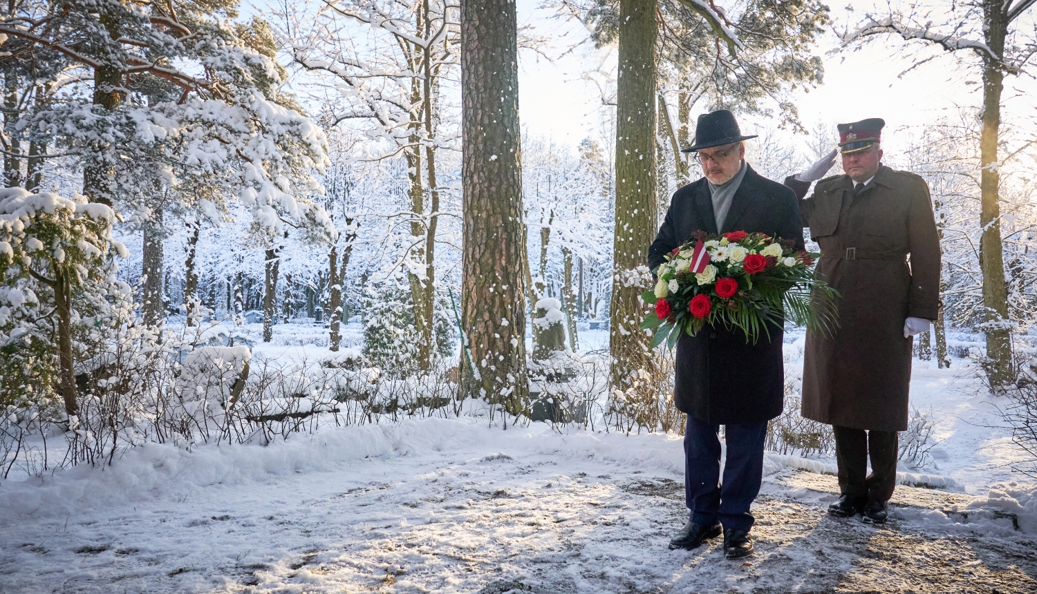 Egils Levits noliek ziedus Alberta Kviesa atdusas vietā