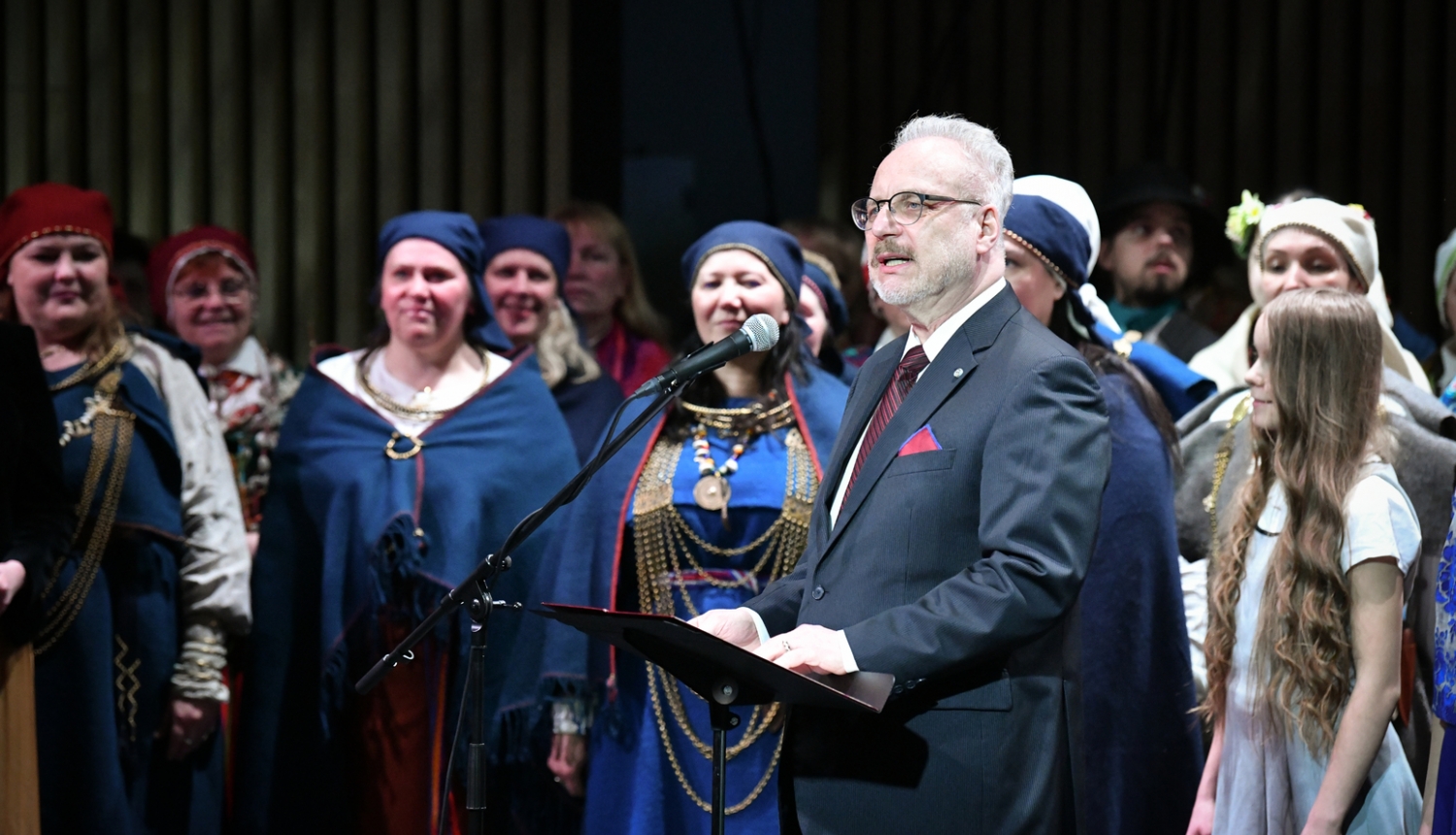 02.04.2023. Valsts prezidents piedalās Līvu (lībiešu) Savienības “Līvõd īt” 100. jubilejas koncertā. Fonā lībiešu kultūras tradīcijas turpinātāji tautas tērpos.